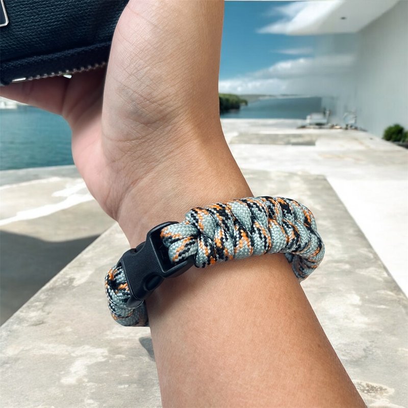 Paracord braided bracelet, mountain buckle bracelet, fish bone couple bracelet, outdoor mountain climbing bracelet for men and women - สร้อยข้อมือ - ไนลอน สีเทา