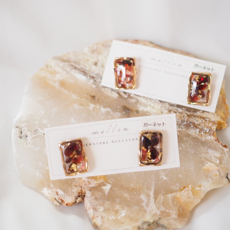 Garnet Rectangle Earrings - ต่างหู - เปลือกหอย สีเทา