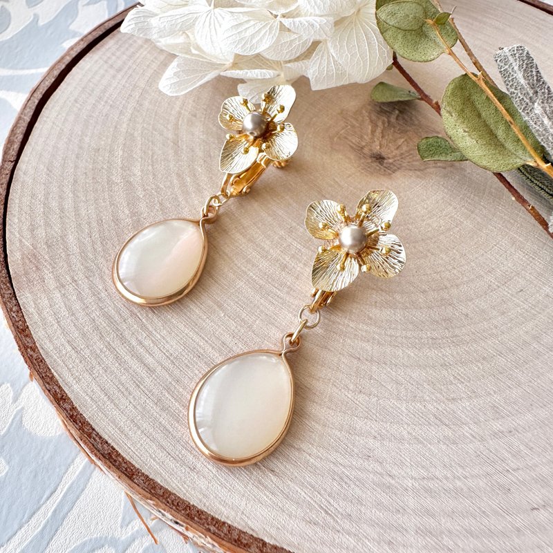 【flower and white drop earrings】ハンドメイド　japanese clip on earrings - 耳環/耳夾/耳骨夾 - 其他材質 金色