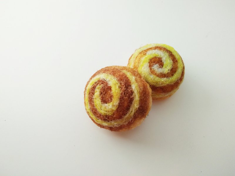 Realistic wool felt series bread (pin) Klimt French pudding Japanese style red bean handmade - เข็มกลัด - ขนแกะ สีนำ้ตาล