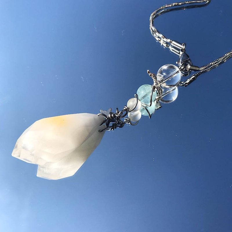 【Lost And Find】Natural bird on sky clear quartz pendulum necklace - Necklaces - Gemstone Transparent