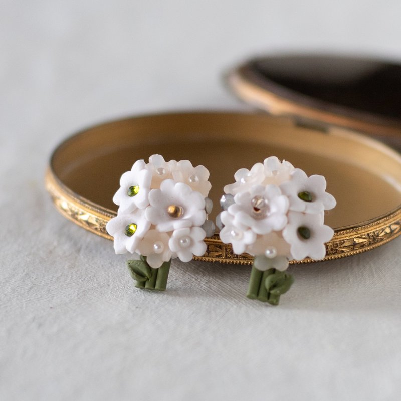 Flower bed earrings/ Clip-On /white - Earrings & Clip-ons - Clay White