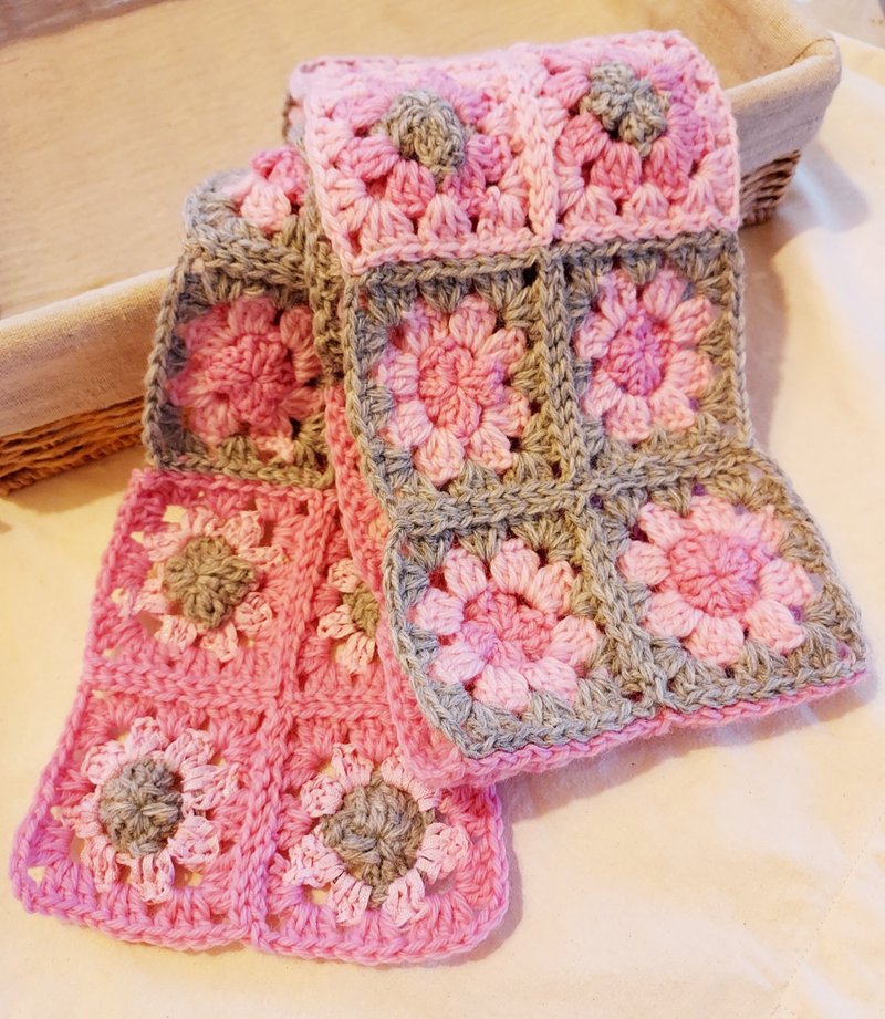 Little sister’s flowery woven piece. scarf - ผ้าพันคอถัก - ขนแกะ สึชมพู