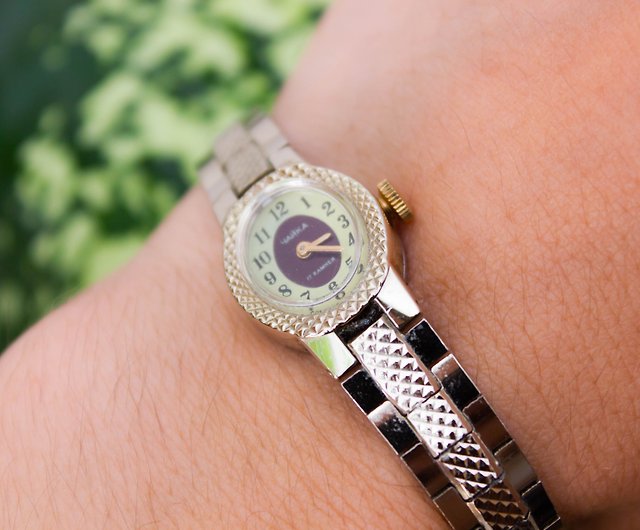 ロシアの女性はCHAIKAレディース腕時計を見る珍しい金の時計俄羅