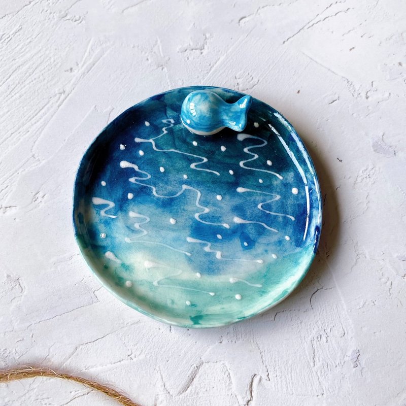 [Birthday Gift] Whale Wandering in the Sea (Small Plate) | Ceramic Card Writing - จานและถาด - เครื่องลายคราม สีน้ำเงิน