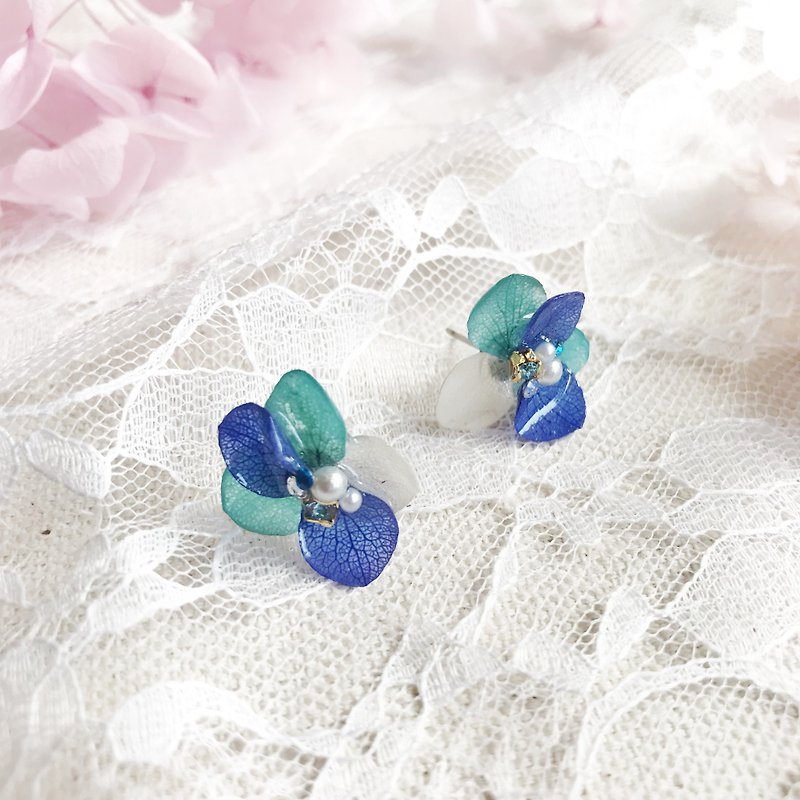 Real flower Hydrangea stainless steel earrings - Earrings & Clip-ons - Plants & Flowers Blue