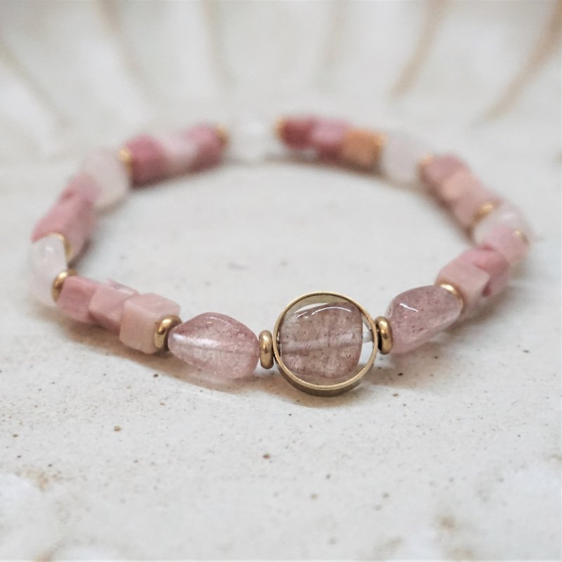 << Sweetness - Natural Stone Bracelet >> Pink Crystal Strawberry Crystal Rose Stone Brass Bracelet - Bracelets - Semi-Precious Stones Pink