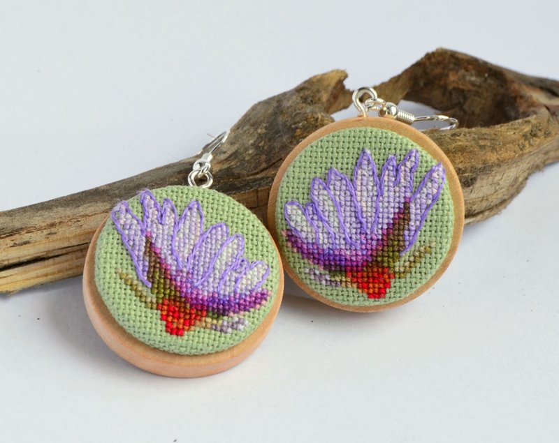刺繡紫色花朵耳環 木製十字繡首飾 自然薰衣草禮物 送給花園愛好 - 耳環/耳夾/耳骨夾 - 繡線 紫色