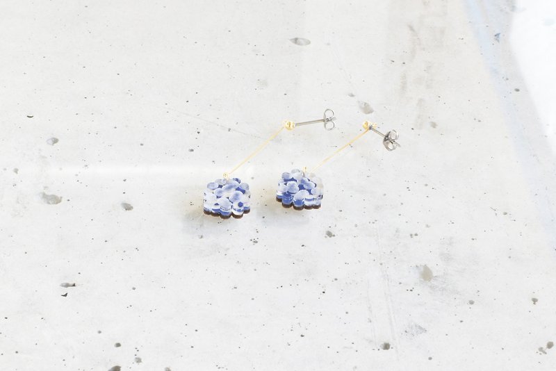 Small Hydrangea Swing Earrings / NAVY - Earrings & Clip-ons - Wood Blue