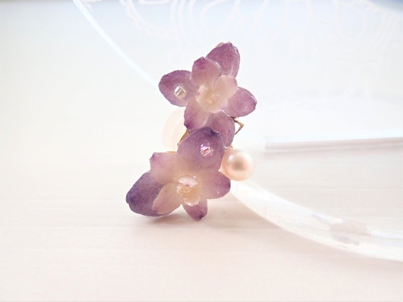 Yae Hydrangea ✕ Freshwater Pearl Ear Cuff for One Ear June Birthstone - 耳環/耳夾/耳骨夾 - 植物．花 紫色