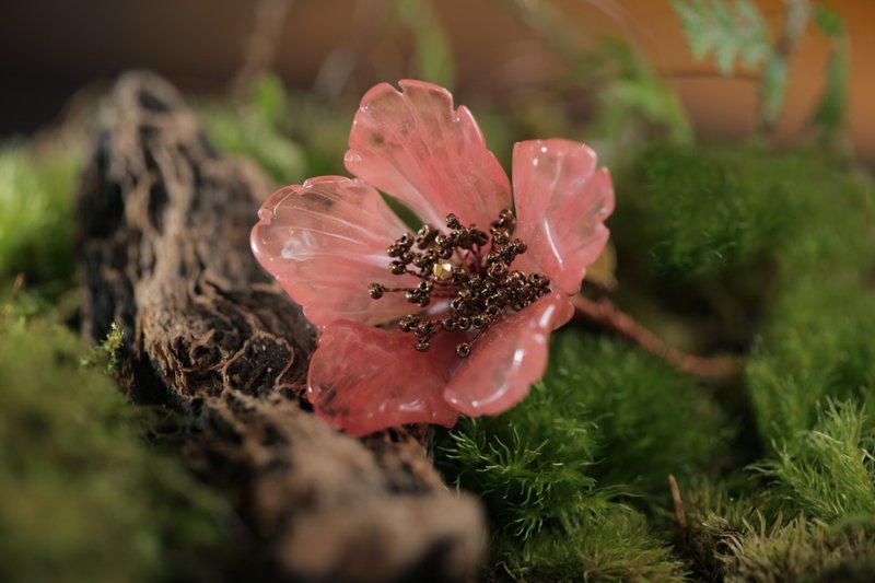 Kapok Handmade Jewelry Magnetic Buckle Flower Ornament - เข็มกลัด - คริสตัล สีแดง