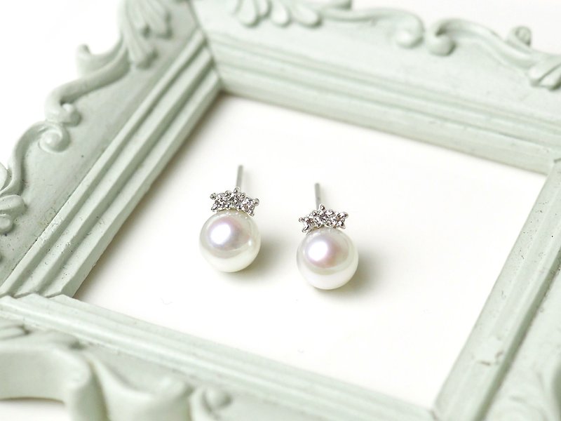 18K Little Lady Series||Pure Sparkling|| Single pearl paired with 3 1.5-point real diamond earrings - ต่างหู - เครื่องประดับ ขาว
