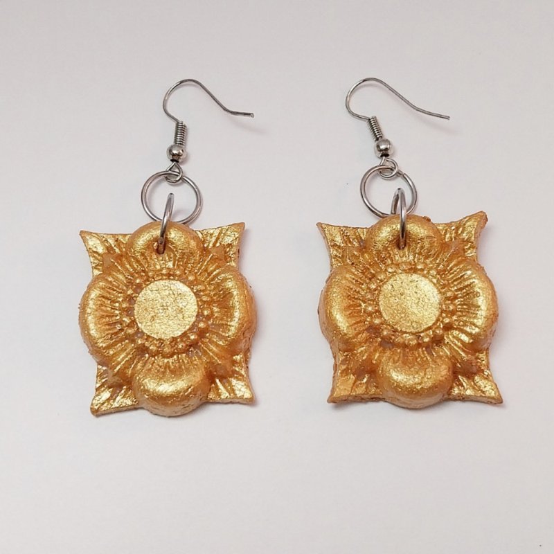 ็Gold Flower Color Earring Handmade Air Dry Clay Eco Friendly Stainless Hook - 耳環/耳夾/耳骨夾 - 黏土 金色