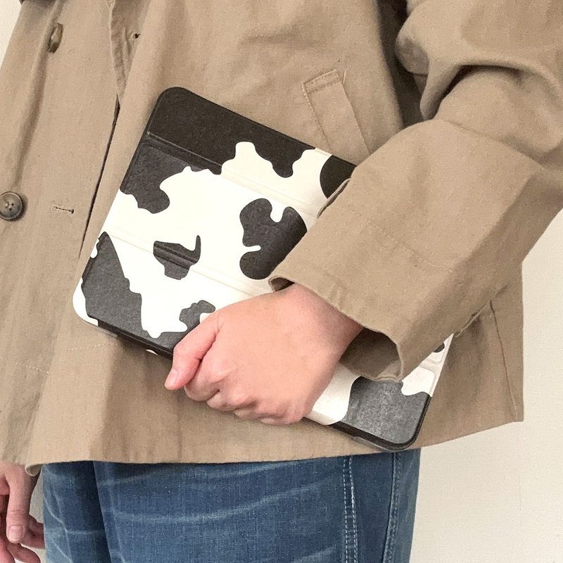 Notebook iPad case with pen compartment - Cow pattern - Soft case type - เคสแท็บเล็ต - หนังเทียม ขาว