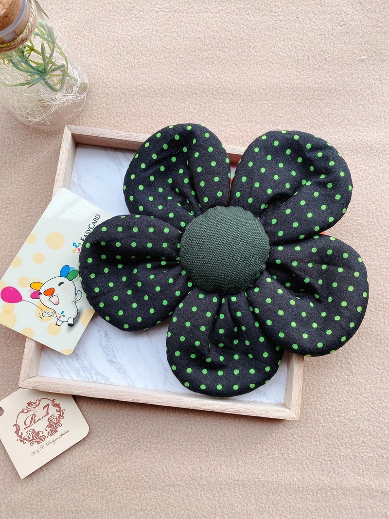 Big flower leisure card/passport cover (green dots petals on black background) - Other - Cotton & Hemp 