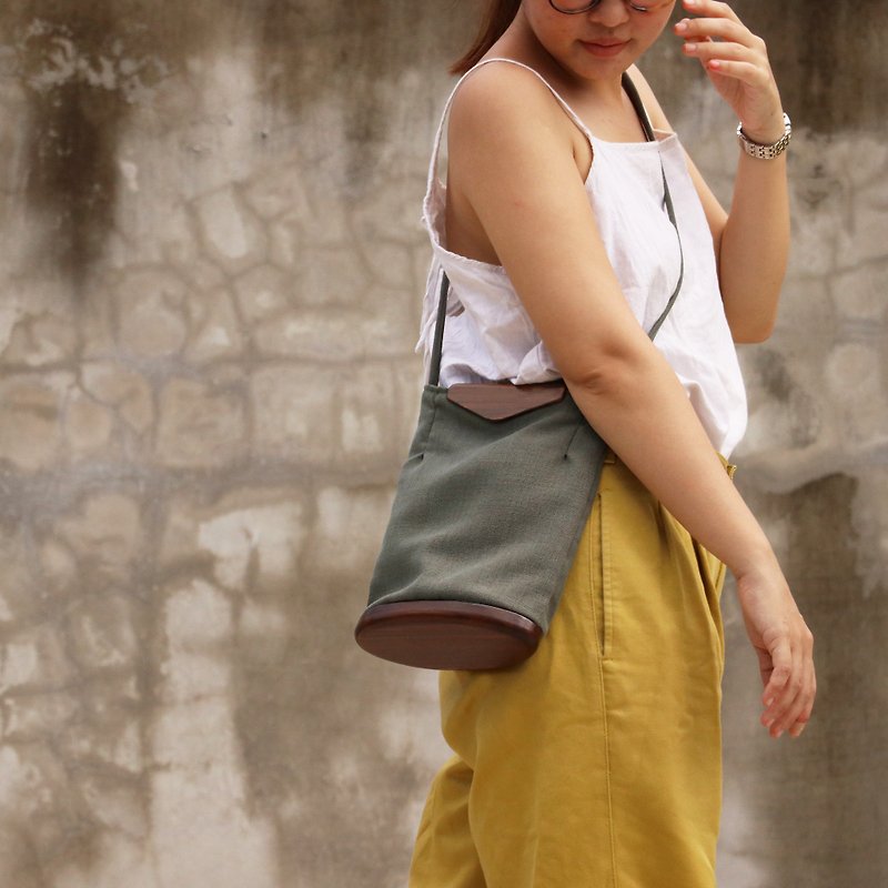 Linen tote bag / shoulder bag Grey with dark wood - 後背包/書包 - 棉．麻 灰色
