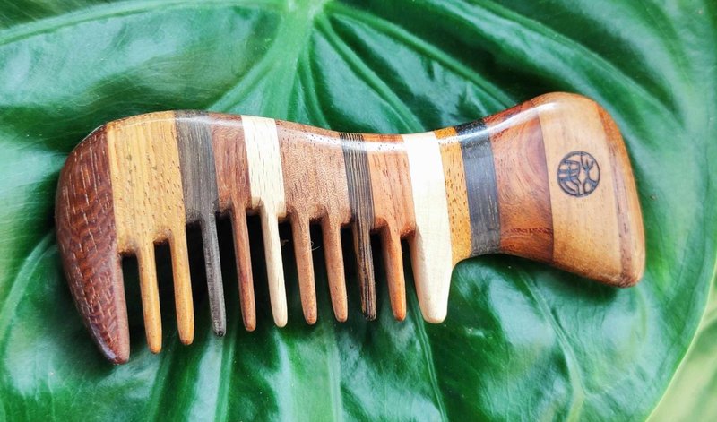 The Man Who Thinks of Wood-Rainbow Grip Handmade Wooden Comb - อุปกรณ์แต่งหน้า/กระจก/หวี - ไม้ หลากหลายสี