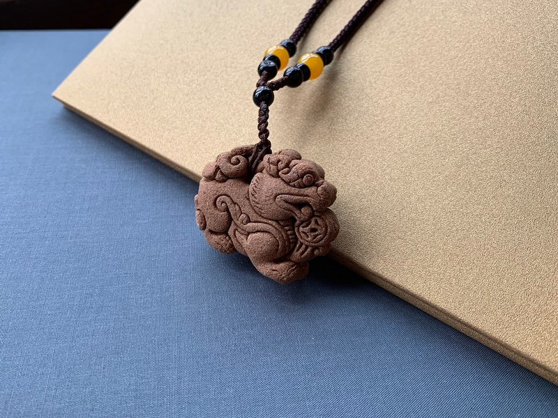 Hand-held osmanthus / three-dimensional pixiu incense brand necklace - สร้อยคอยาว - วัสดุอื่นๆ สีนำ้ตาล