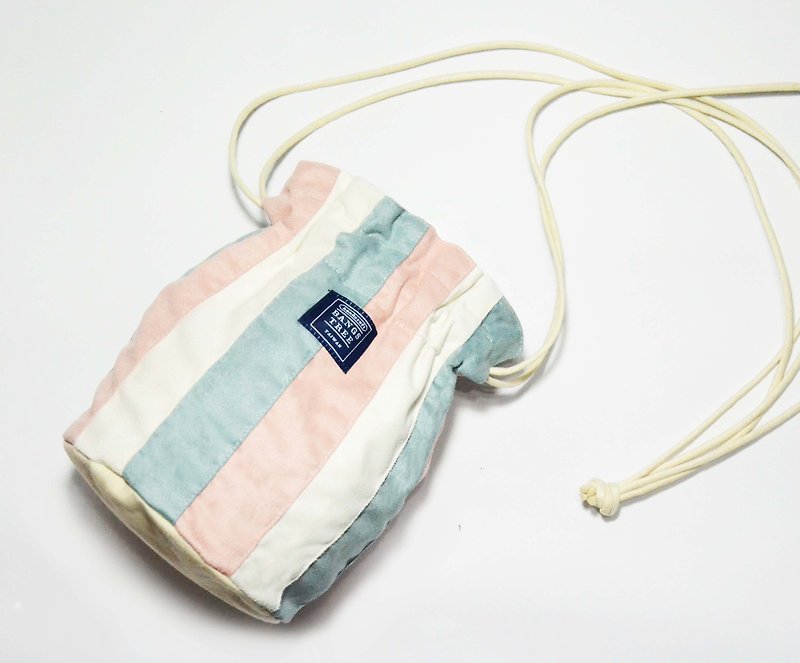 ::瀏海樹:: 側背水桶包_粉與淺藍 - 側背包/斜背包 - 棉．麻 粉紅色