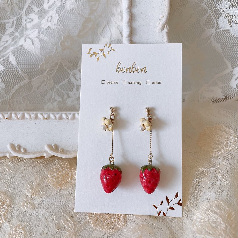 Strawberry and small flower piaced earring - ต่างหู - ดินเผา สีแดง