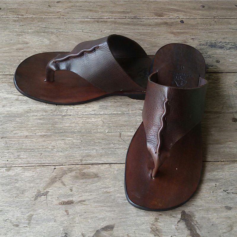 Handmade Brown Leather Flat Sandal with Detail in the Middle - Sandals - Genuine Leather Brown