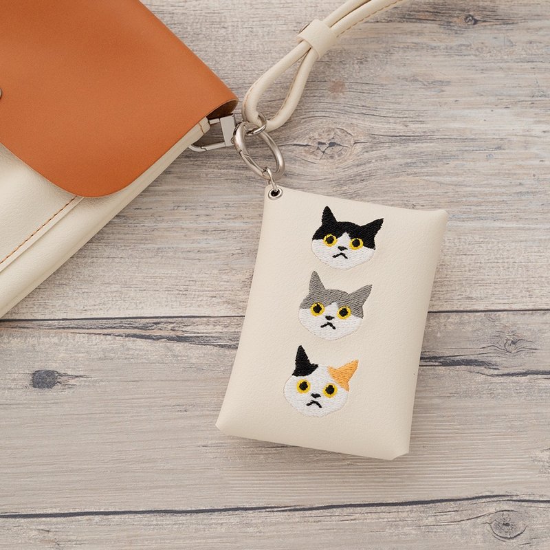 マルチポーチ 【 刺繍 3匹の猫 】 カード収納 小物入れ ポーチ 猫 猫の日 茶白 ハチワレ 黒猫 A196I - 化妝包/收納袋 - 真皮 白色