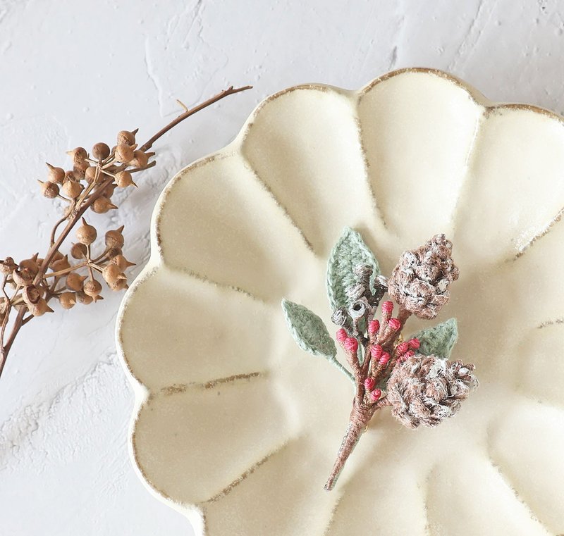 Two types of pine cone and cattail brooches look like dried flowers, crocheted with Japanese Linen - Brooches - Cotton & Hemp Brown