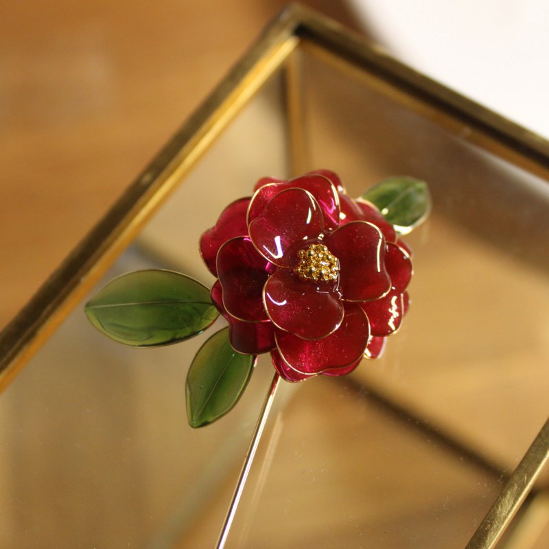 【山茶花胸針】 紅色山茶花長胸針 優雅氣質古典 手工 胸針 - 胸針 - 樹脂 紅色