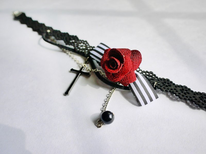 Gothic Red Rose Cross Necklace【Panna Cotta】 - สร้อยคอทรง Collar - พืช/ดอกไม้ สีดำ