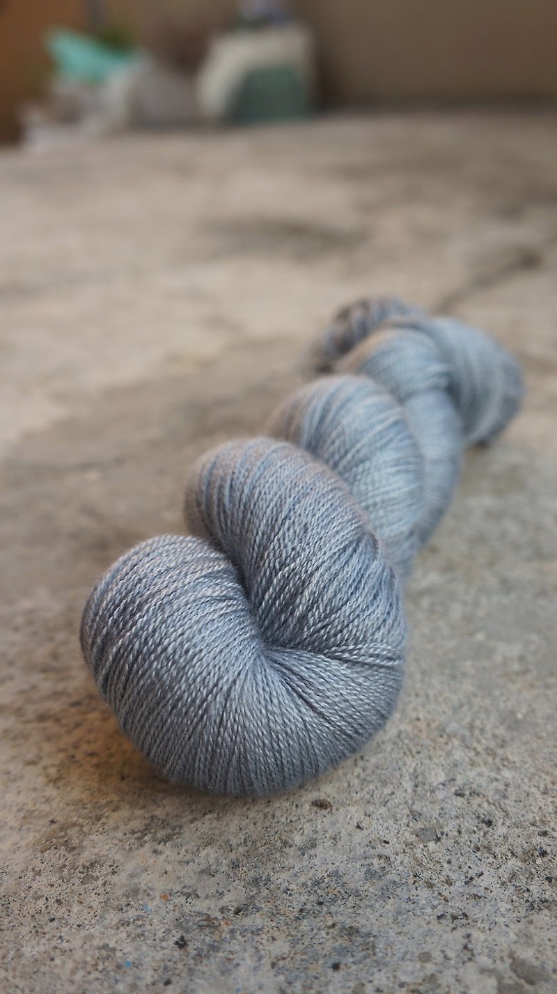 手染蕾絲線。藍灰 (美麗諾+真絲) - 編織/羊毛氈/布藝 - 絲．絹 