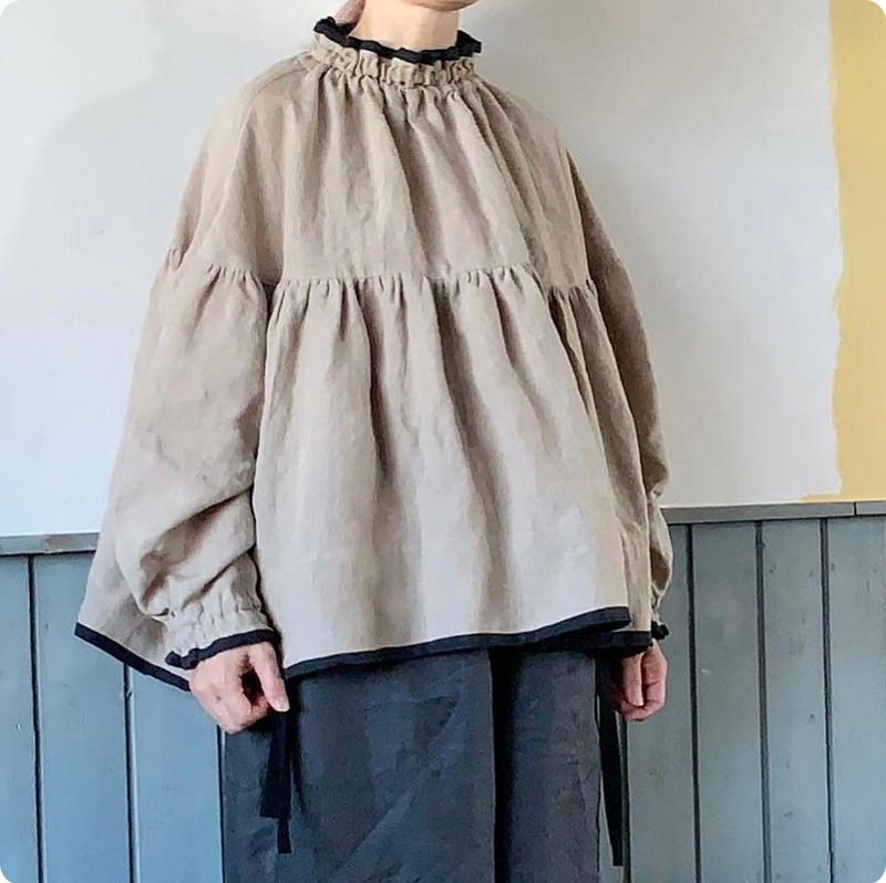 Linen smock gathered blouse Handmade in Japan Natural Linen - เสื้อผู้หญิง - ผ้าฝ้าย/ผ้าลินิน 