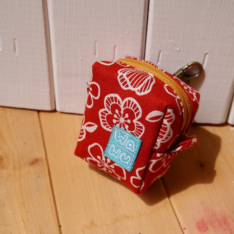 Small Boxy Key Chain Pouch (red flower)Japan fabric/Tiny Zippered Pouch/ Zippere - กระเป๋าสตางค์ - ผ้าฝ้าย/ผ้าลินิน สีแดง