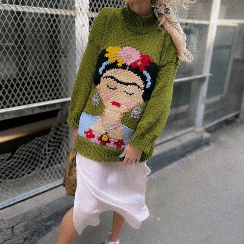 Sweater with Frida Kahlo embroidery,  oversize sweater - สเวตเตอร์ผู้หญิง - วัสดุอื่นๆ หลากหลายสี