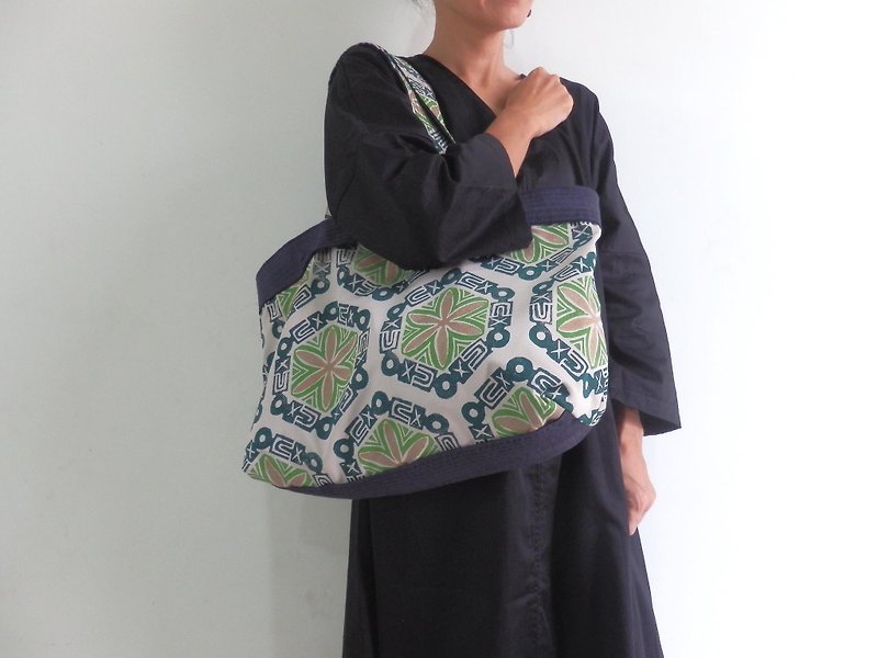 Tote bag made from pattern / green - Handbags & Totes - Cotton & Hemp Green