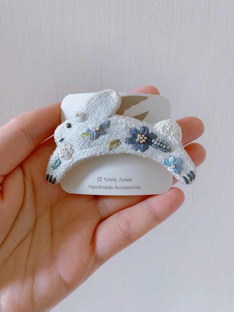 Hopping Bunny Embroidered Hair Clip - เครื่องประดับผม - ผ้าฝ้าย/ผ้าลินิน ขาว