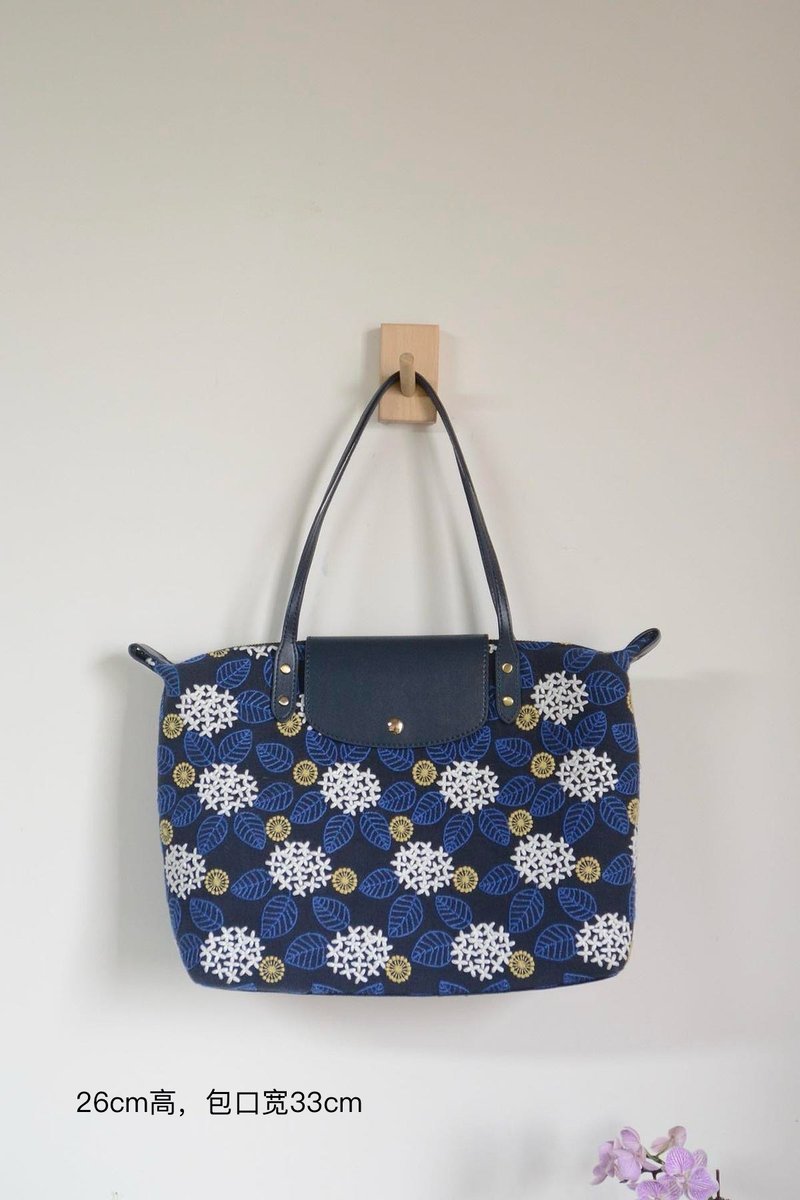 【福袋】重工刺繡布料手工製作 繡球花 大容量龍驤包 - 手提包/手提袋 - 棉．麻 藍色