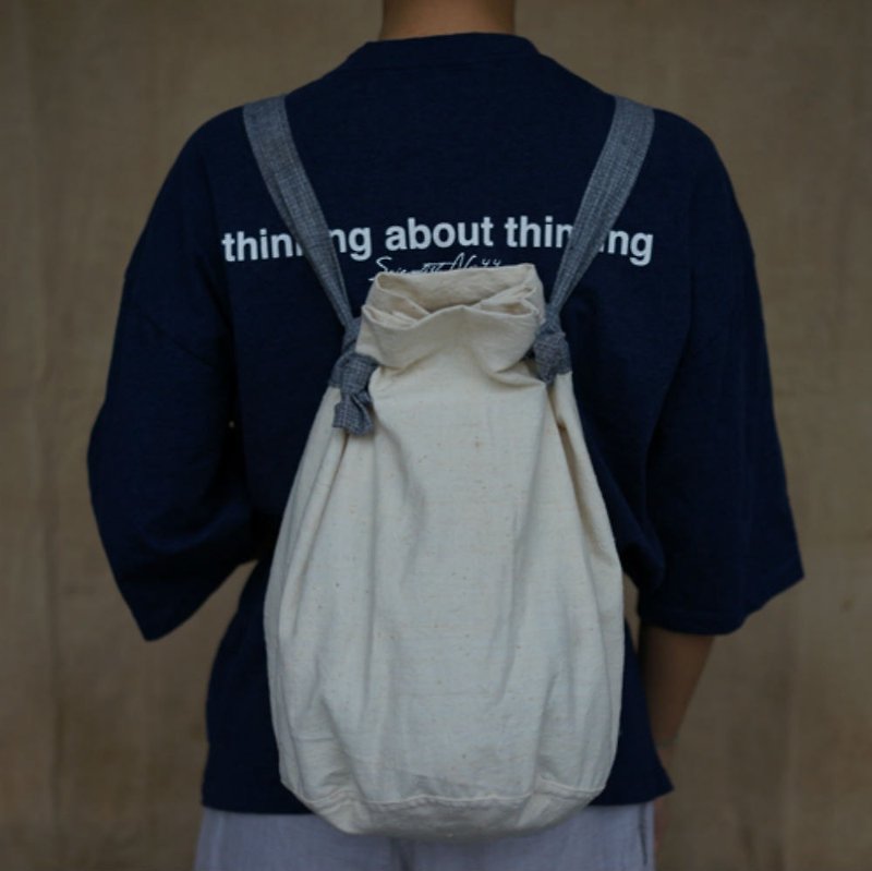 White earthen cloth gray hand-woven cloth bundle bag cylinder back backpack Tote bag backpack - กระเป๋าหูรูด - ผ้าฝ้าย/ผ้าลินิน ขาว