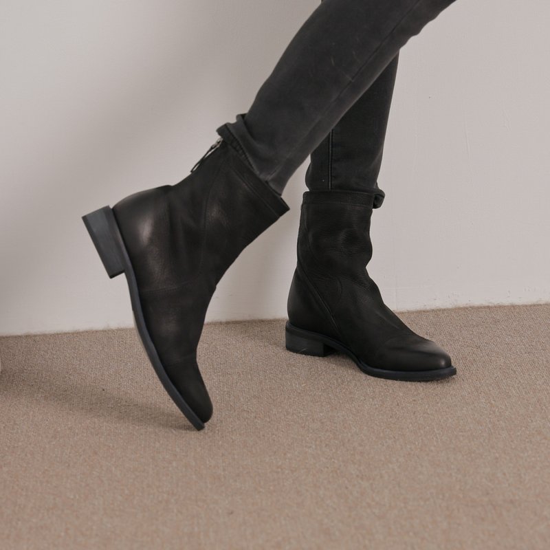 Diagonal zipper-pointed toe high-heeled boots-black - รองเท้าบูทสั้นผู้หญิง - หนังแท้ สีดำ