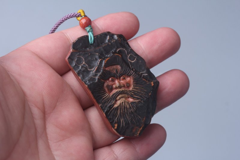 [Zhong Kui] Alxa agate pendant with pretty colors and clever carvings, to ward off evil and protect the Lord and keep safe, original design pendant - Necklaces - Jade Brown