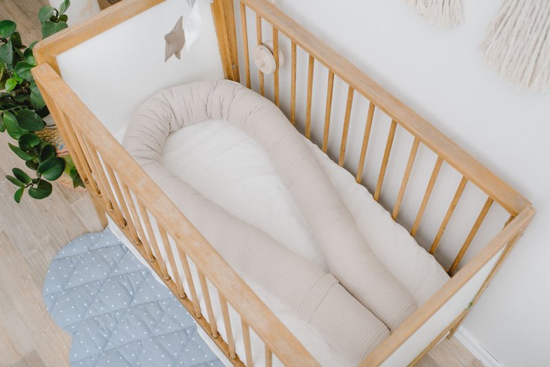 Beige neutral baby crib snake bumper pillow - bumper pad for newborn bed - ผ้าปูที่นอน - ผ้าฝ้าย/ผ้าลินิน สีกากี