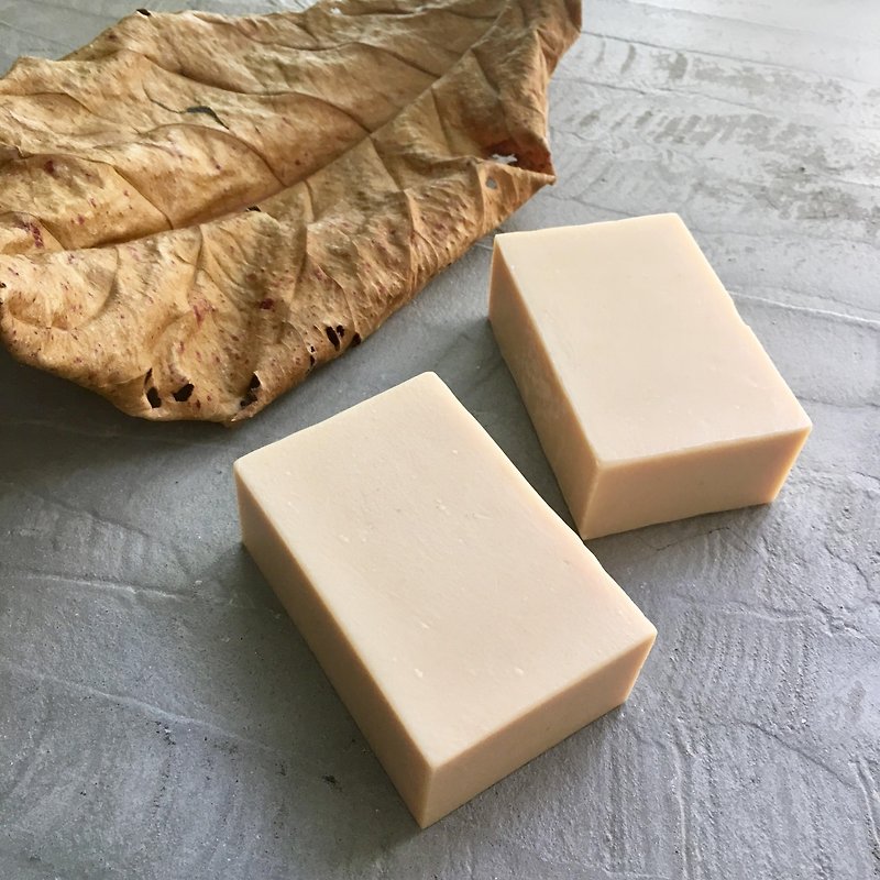 Cedar turmeric soap - สบู่ - พืช/ดอกไม้ สีกากี