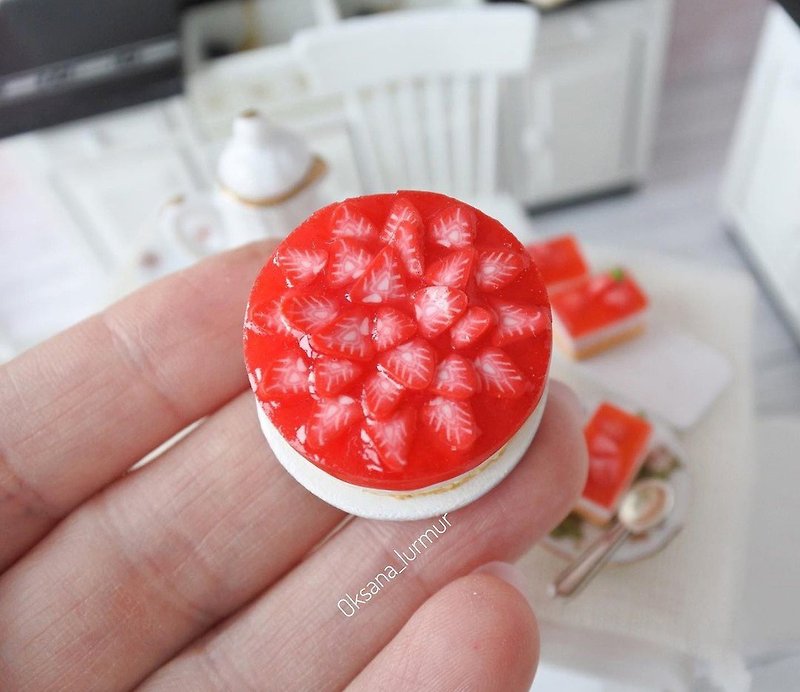 Strawberry cake with soufflé Miniature for dolls Dollhouse food Scale1:6,1:12 - ตุ๊กตา - ดินเหนียว สีแดง