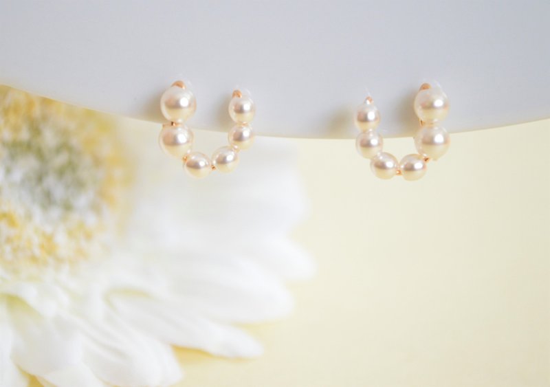 Painless earrings / U-shaped earrings with glass pearls that don't hurt e - ต่างหู - โลหะ สีทอง