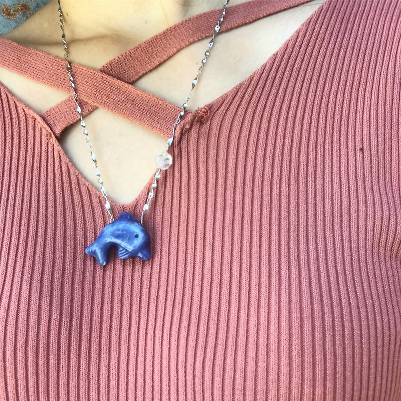 [Lost and find] simple natural stone dolphin carving blue line stone necklace - สร้อยคอ - เครื่องเพชรพลอย สีน้ำเงิน