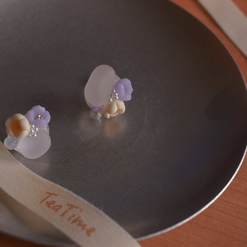 teatime  甜品般可愛 清透海玻璃與花朵下午茶之三   耳環耳夾 - 耳環/耳夾/耳骨夾 - 玻璃 藍色