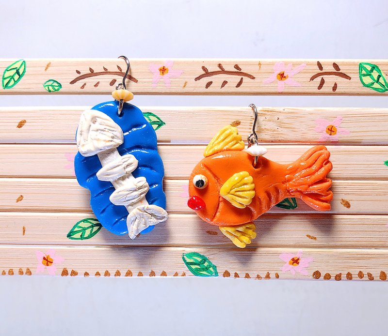 橘小魚與魚骨 手作黏土耳環 手繪捏製 不銹鋼 吊墜款 - 耳環/耳夾/耳骨夾 - 黏土 橘色