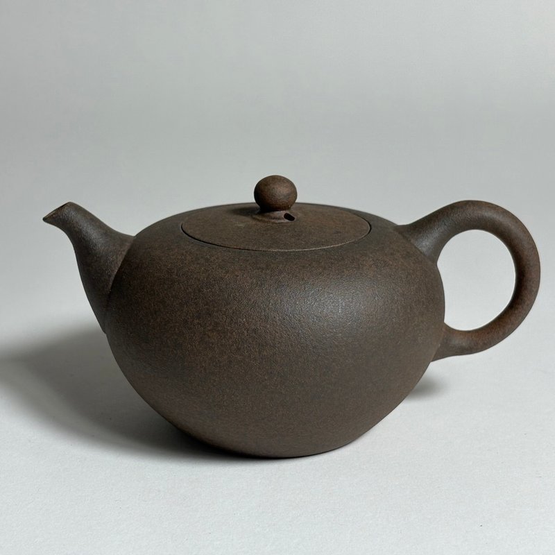 Taiwan's Liangshi Artware [Rock Mine] Ink Clay Jun Round Pot - Teapots & Teacups - Pottery Brown