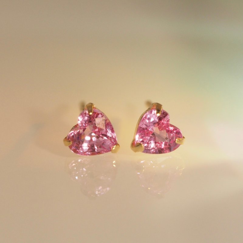 18K金粉紅寶石心形耳環 18K Gold Pink Sapphire Heart Stud Earr - 耳環/耳夾/耳骨夾 - 貴金屬 