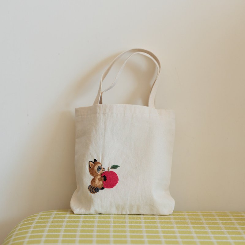 Hand embroidered raccoon and big apple double layer canvas bag - กระเป๋าถือ - ผ้าฝ้าย/ผ้าลินิน ขาว