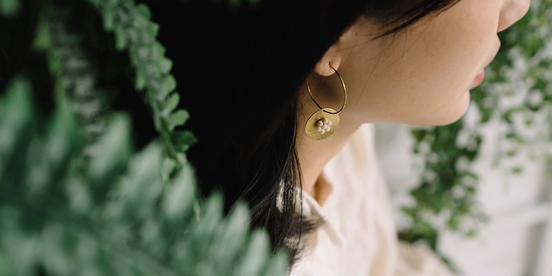 Off-white shell flower thin Bronze hoop earrings-can be used as clip-on earrings - ต่างหู - ทองแดงทองเหลือง สีกากี
